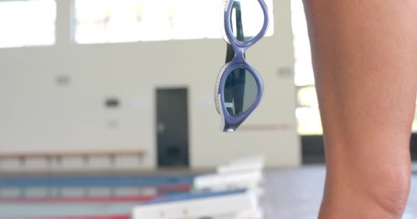 Simmare Håller Goggles Vid Poolen Med Kopieringsutrymme Fokus Badkläder Tyder — Stockvideo
