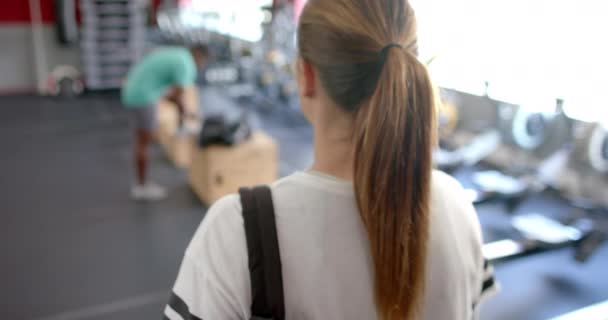 Молодая Белая Женщина Входит Спортзал Готова Тренировке Наблюдает Обстановкой Помещении — стоковое видео