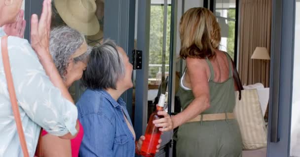 Seniorin Begrüßt Freunde Hauseingang Sie Begrüßt Die Gäste Mit Einem — Stockvideo