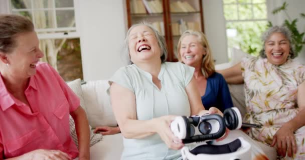 Starší Různorodá Skupina Žen Sdílí Radostný Moment Doma Smích Zaplňuje — Stock video