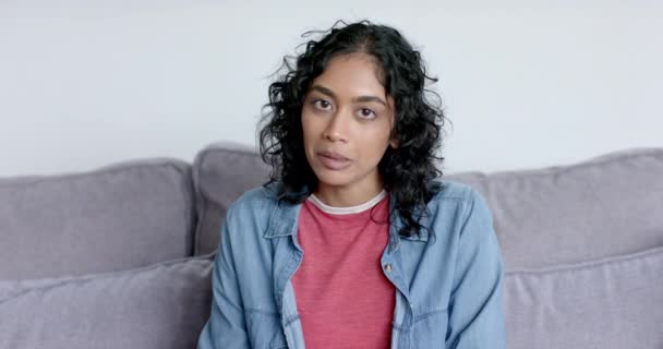 Ung Asiatisk Kvinna Sitter Bekvämt Hemma Soffa Ett Videosamtal Hennes — Stockvideo