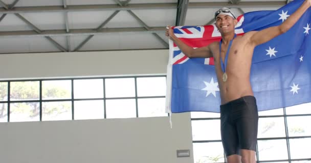 Jovem Atleta Birracial Masculino Nadador Celebra Vitória Evento Esportivo Com — Vídeo de Stock