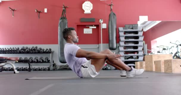 Potrivește Bărbatul Afro American Efectuează Antrenament Sala Sport Concentrează Menținerea — Videoclip de stoc