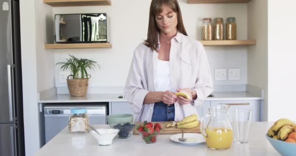 Kaukasische Frau Mittleren Alters Bereitet Das Frühstück Einer Modernen Küche — Stockvideo