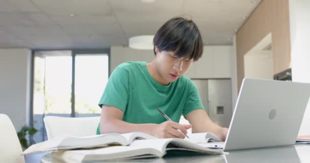 Teenage Asian Boy Studuje Soustředěně Svém Notebooku Stolu Soustředí Svou — Stock video