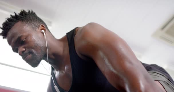아프리카계 미국인 남자는 초점을 맞췄다 체육관 슬로우 모션에서 강렬한 — 비디오