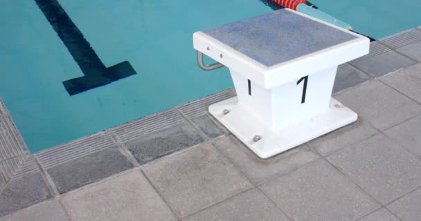 Bir Numaralı Blok Yüzme Havuzunun Kenarında Hazır Bekliyor Bir Yarış — Stok video