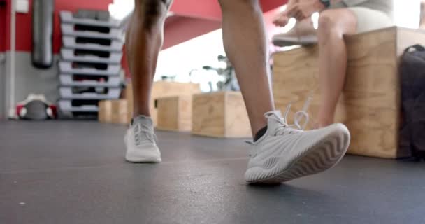 Nahaufnahme Der Beine Einer Person Beim Gehen Einem Fitnessstudio Mit — Stockvideo