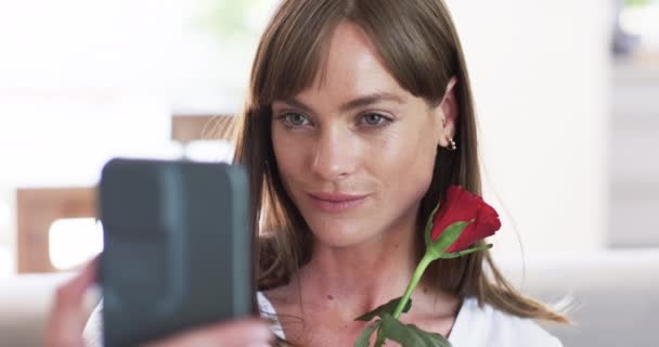 Biała Kobieta Średnim Wieku Pozowała Selfie Domu Trzyma Czerwoną Różę — Wideo stockowe