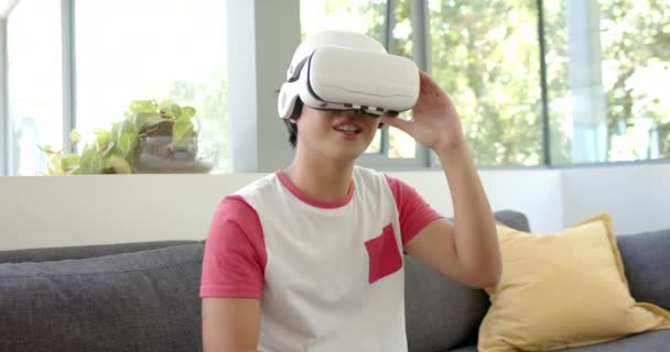 Teenage Asijský Chlapec Zkoumá Virtuální Realitu Doma Jeho Vzrušení Hmatatelné — Stock video
