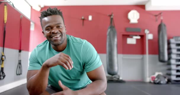 Passa Den Afroamerikanske Mannen Som Ler Ett Gym Hans Optimistiska — Stockvideo
