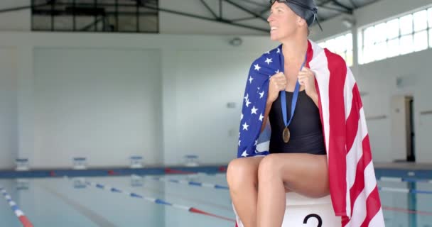 Biała Kobieta Pływaczka Owinięta Amerykańską Flagę Basenie Przestrzenią Kopiowania Duma — Wideo stockowe