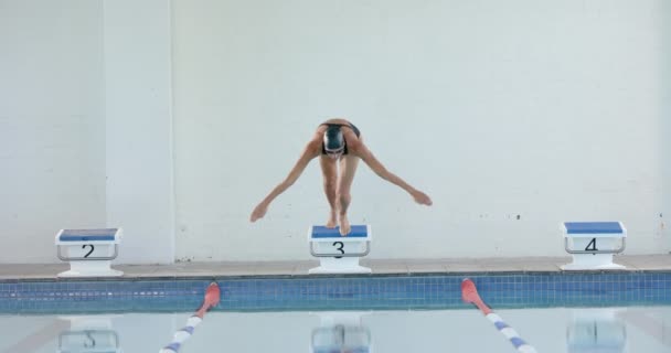 屋内プールでスプラッシュを作るスイマー アクションは 競争力のある泳ぎ ゆっくりとした動きの間に水の動きをキャプチャします — ストック動画