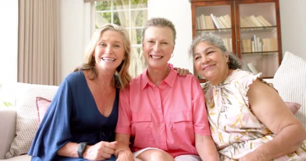 Три Щасливі Старші Жінки Мають Близьку Мить Вдома Сміх Заповнює — стокове відео