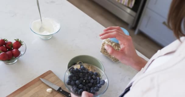 Mujer Caucásica Mediana Edad Prepara Desayuno Saludable Casa Combina Frutas — Vídeos de Stock