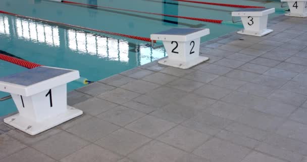 Yüzme Havuzunun Kenarındaki Bloklar Yarışa Hazır Rekabetçi Yüzücüler Blokları Suya — Stok video