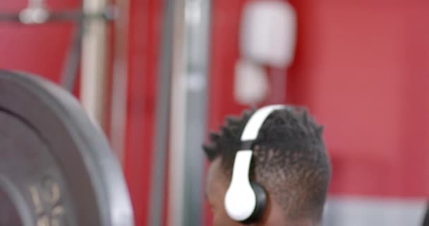 Fit Αφρικής Αμερικανός Άνθρωπος Στο Γυμναστήριο Άρση Βαρών Χώρο Αντίγραφο — Αρχείο Βίντεο