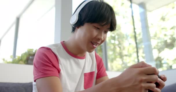 Menino Asiático Adolescente Gosta Jogos Smartphone Casa Sua Expressão Alegre — Vídeo de Stock