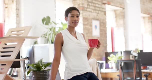 Jonge Afro Amerikaanse Zakenvrouw Geniet Van Een Koffiepauze Kantoor Haar — Stockvideo