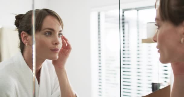 Белая Женщина Средних Лет Осматривает Свою Кожу Зеркале Дома Сосредоточилась — стоковое видео