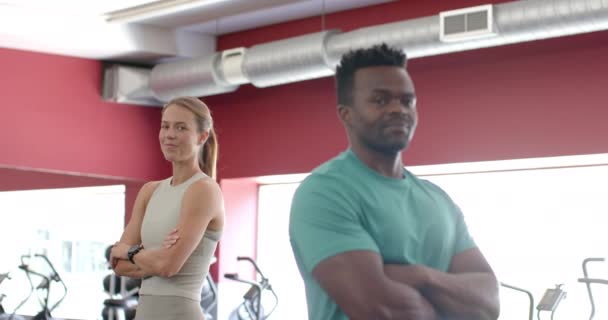 Passar Ung Vit Kvinna Och Afroamerikansk Man Gymmet Uppvisar Självförtroende — Stockvideo