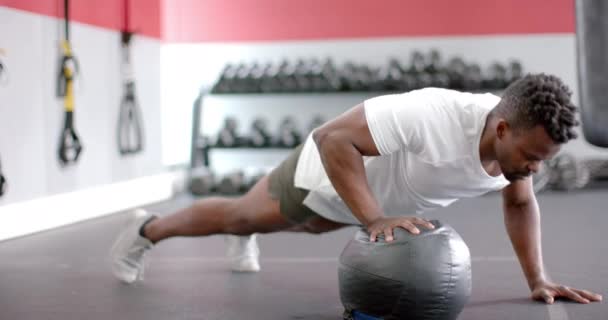 Γυμνασμένος Αφροαμερικανός Γυμνάζεται Στο Γυμναστήριο Έχει Επικεντρωθεί Στην Εκπαίδευση Δύναμης — Αρχείο Βίντεο