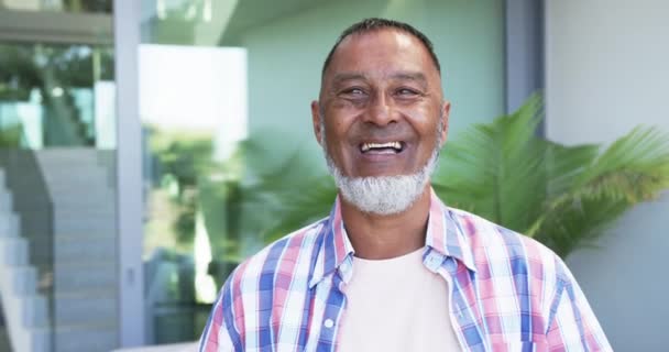 Homem Biracial Com Sorriso Quente Fica Frente Uma Casa Moderna — Vídeo de Stock