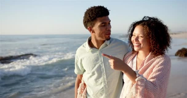Biracial Pár Slunečný Plážový Den Muž Ukazuje Moři Oba Usmívají — Stock video