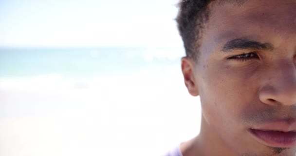 Молодой Двуличный Мужчина Короткими Волосами Смотрит Вдаль Копировальным Пространством Пляже — стоковое видео
