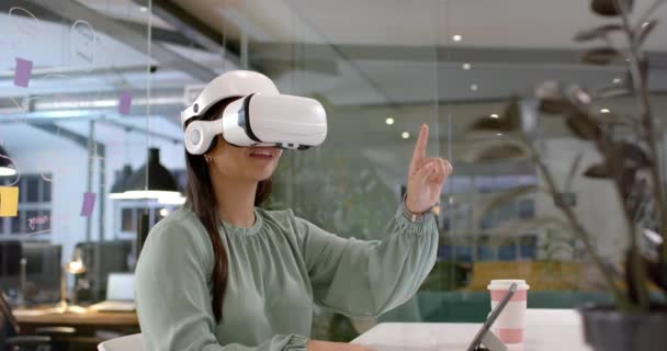 Asiatisk Kvinne Utforsker Virtuell Virkelighet Moderne Kontor Setting Hun Engasjerer – stockvideo