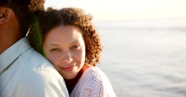 Dwurasowe Uściski Kobieta Kręconymi Włosami Uśmiechnięta Plaży Podczas Zachodu Słońca — Wideo stockowe