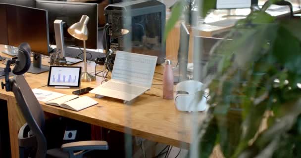 Sebuah Pengaturan Meja Kantor Bisnis Modern Dengan Beberapa Layar Dan — Stok Video