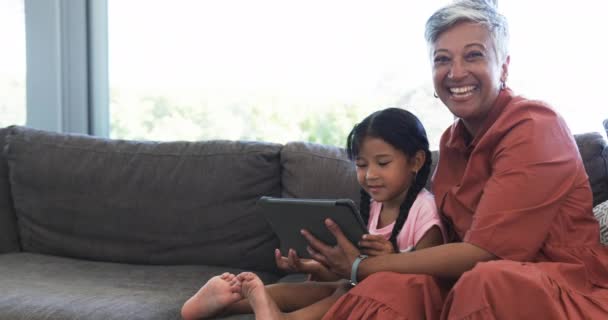 Abuela Biracial Nieta Están Compartiendo Momentos Alegres Con Tableta Con — Vídeos de Stock