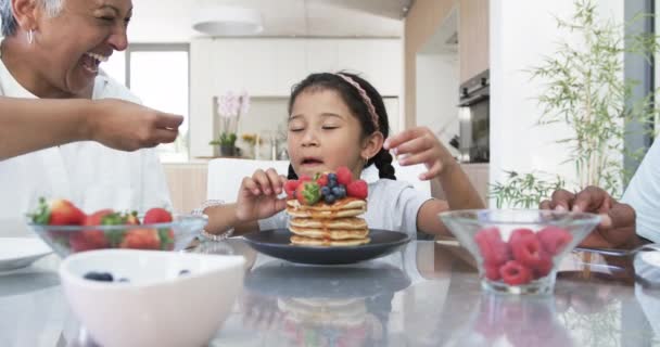 Ein Zweisprachiges Kind Bewundert Küchentisch Einen Stapel Pfannkuchen Mit Beeren — Stockvideo