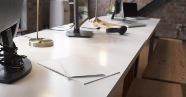 Moderni Business Office Desk Varustettu Tietokoneella Lamppu Kuulokkeet Kopiotilaa Asetukset — kuvapankkivideo