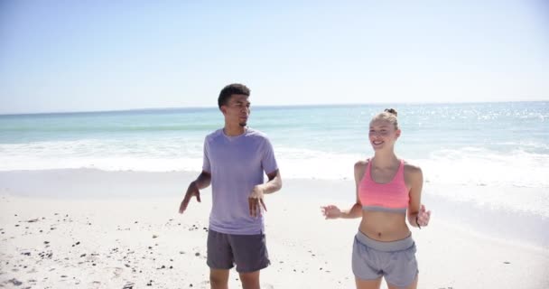 Młody Birasowy Mężczyzna Biała Kobieta Wyciągają Ręce Słonecznej Plaży Oba — Wideo stockowe