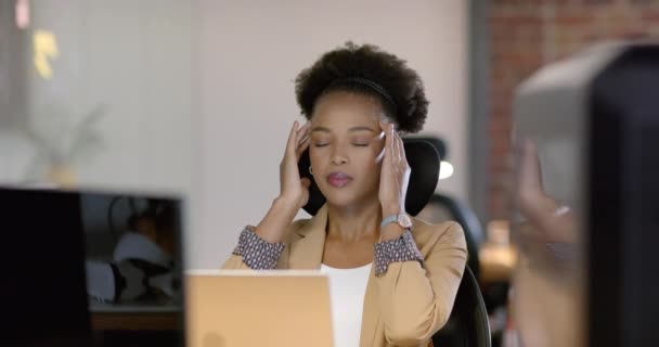 Uma Jovem Afro Americana Parece Estressada Sua Mesa Negócios Ela — Vídeo de Stock