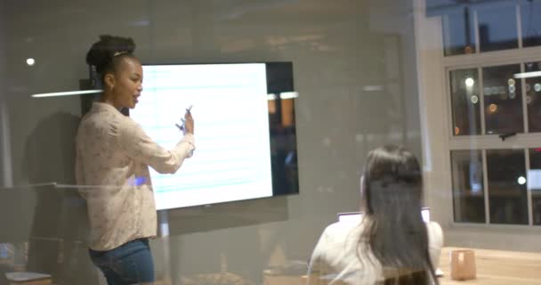 Mujer Afroamericana Joven Presenta Entorno Oficina Moderno Ella Involucra Con — Vídeo de stock