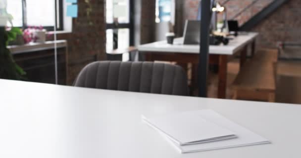 Valkoinen Pöytä Jossa Suljettu Kannettava Tietokone Paperit Modernissa Toimistossa Jossa — kuvapankkivideo
