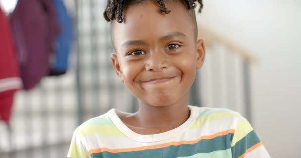 Afrikansk Amerikansk Gutt Med Gledelig Smil Iført Stripete Skjorte Hjemme – stockvideo