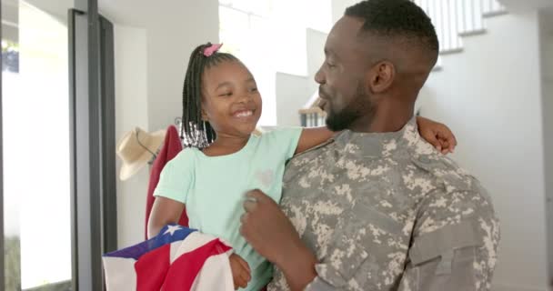 Αφρο Αμερικανός Πατέρας Στρατιωτική Στολή Κρατά Μια Νεαρή Κόρη Πλεγμένα — Αρχείο Βίντεο