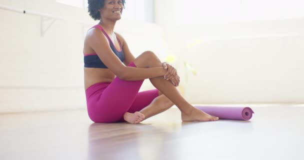 Kısa Kıvırcık Saçlı Spor Sutyen Tayt Giyen Yoga Minderinde Gülümseyen — Stok video