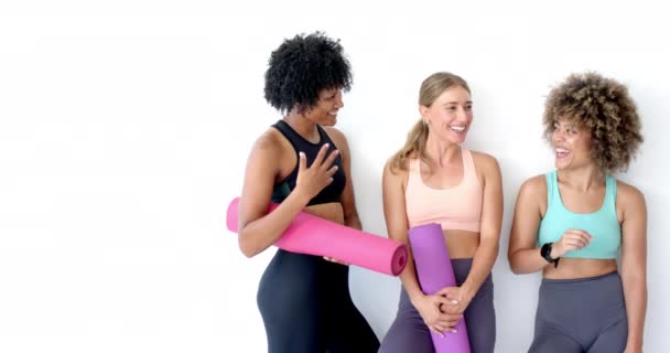 Tre Kvinnor Delar Ett Glädjefyllt Ögonblick Två Med Yogamattor Som — Stockvideo