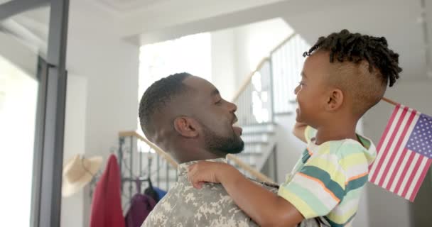 Afrikansk Amerikansk Far Militæruniform Løfter Sin Sønn Hjemlig Miljø Hjemme – stockvideo