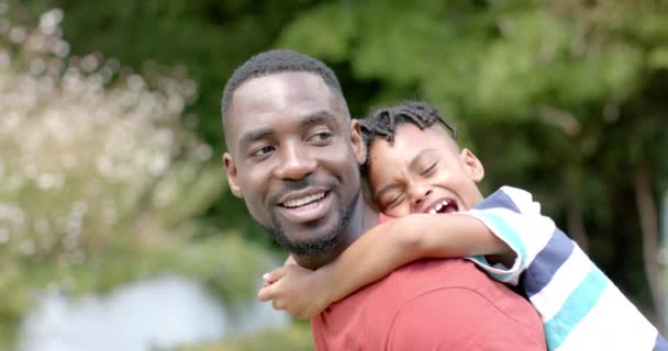 Afrikansk Amerikansk Far Med Skjegg Klemmer Glad Afroamerikansk Sønn Hjemme – stockvideo