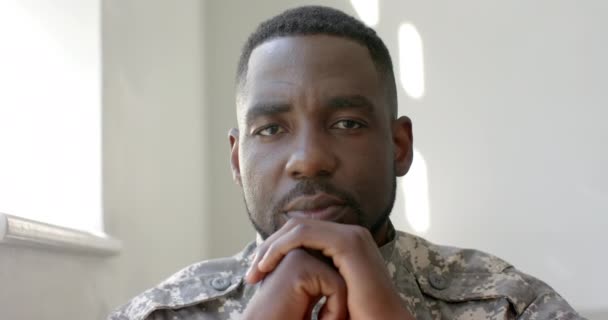 Den Afroamerikanska Soldaten Militäruniform Verkar Begrundande Hemma Hans Uttryck Tyder — Stockvideo