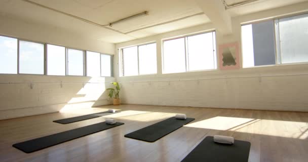Parlak Bir Yoga Stüdyosunda Siyah Paspaslar Beyaz Duvarlar Fotokopi Alanı — Stok video
