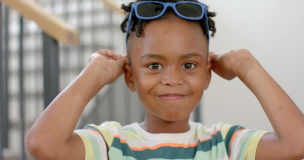 Niño Afroamericano Con Gafas Sol Cabeza Sonríe Brillantemente Casa Está — Vídeos de Stock