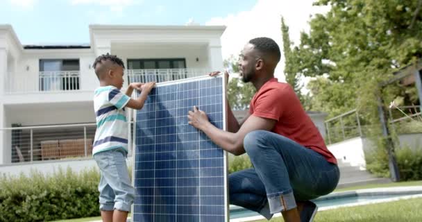 Afro Amerikaanse Man Zijn Zoon Installeren Thuis Een Zonnepaneel Zijn — Stockvideo