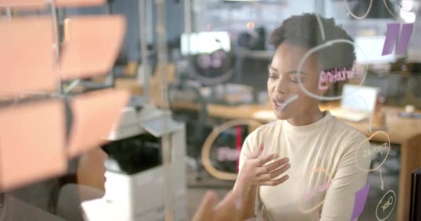若いアフリカ系アメリカ人の実業家がビジネスオフィスで会話をする 彼女は同僚とアイデアを議論しながらジェスチャーし 共同作業環境を促進し スローモーション — ストック動画